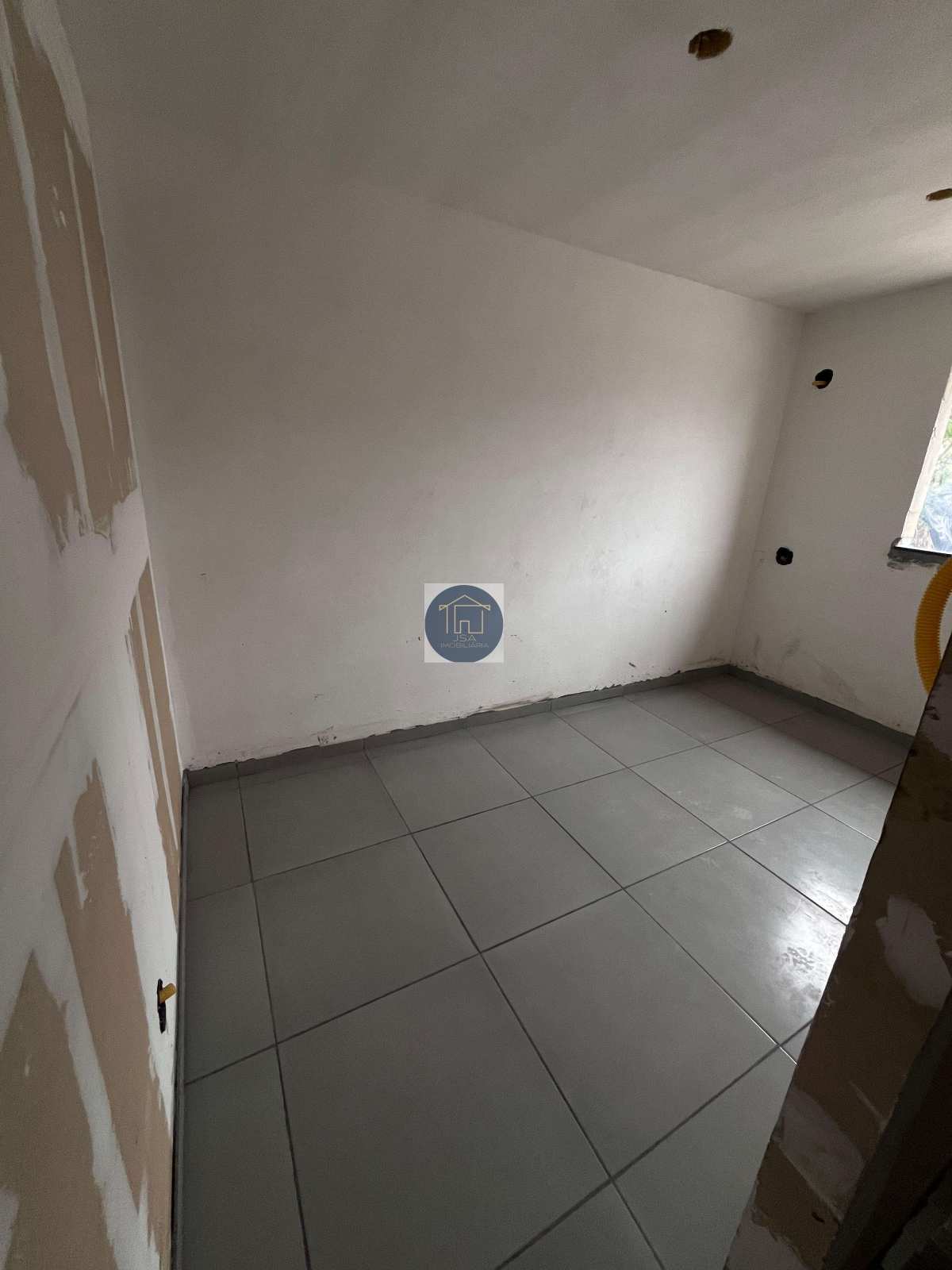  - Casa geminada com garagem à venda, com 2 quartos